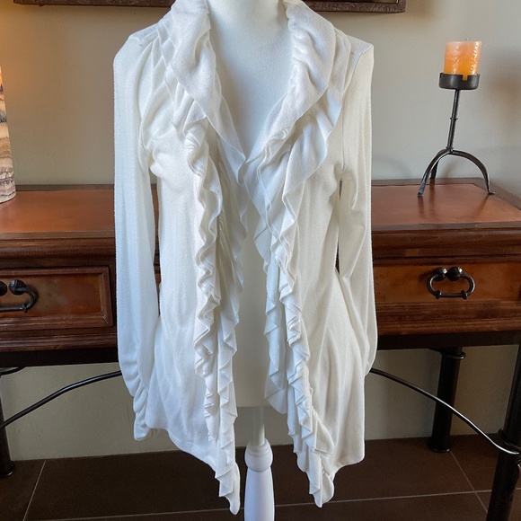 Cmm soft material, ruffled sweater. Ruched sleeves. Cream color. Size M - Picture 1 of 9